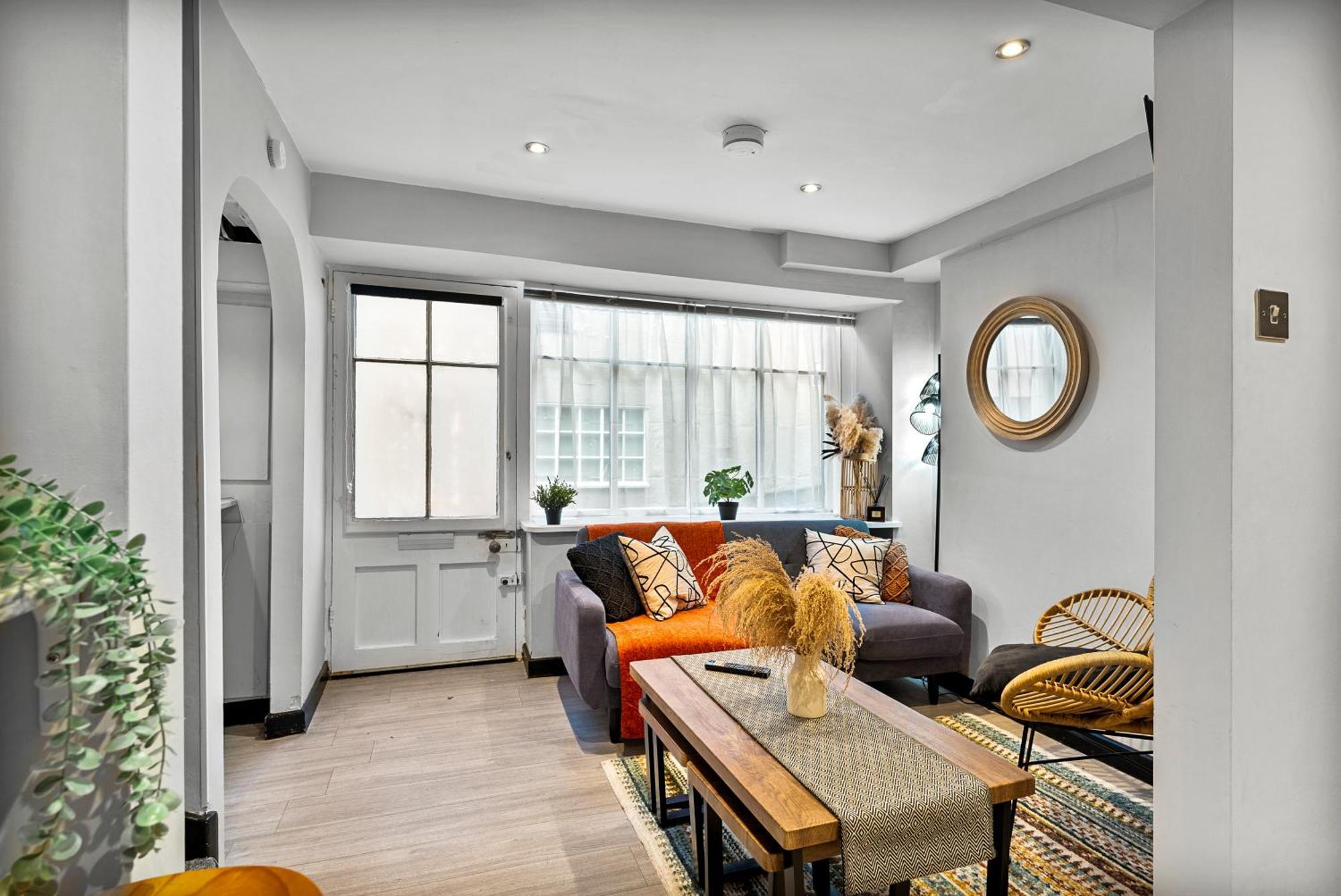 Elegant In Centre - Sleeps 5 Holiday home Whitby